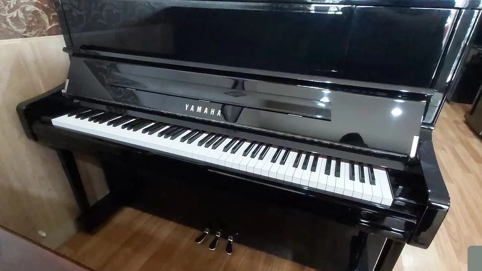 keunggulan-piano-akustik-upright-banding-piano-digital