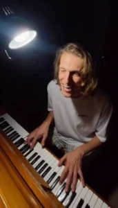 eksplorasi-musik-klasik-dan-reggae-dalam-permainan-piano